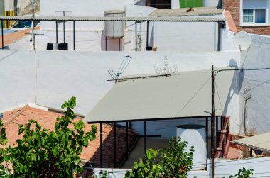 Velez Malaga, İspanya-24 Ağustos 2018 çatılar ve İspanyol şehri binalarda, Güney İspanya'nın karakteristik mimari cephe