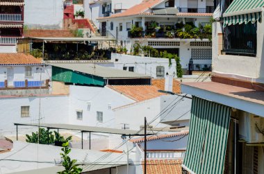 Velez Malaga, İspanya-24 Ağustos 2018 çatılar ve İspanyol şehri binalarda, Güney İspanya'nın karakteristik mimari cephe
