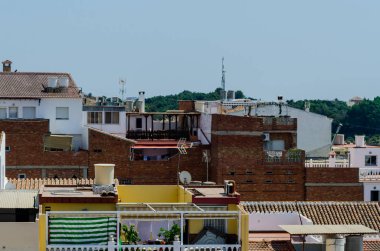 Velez Malaga, İspanya-24 Ağustos 2018 çatılar ve İspanyol şehri binalarda, Güney İspanya'nın karakteristik mimari cephe