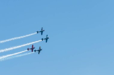 Torre Del Mar, İspanya - 29 Temmuz 2018 uçakları uçan plaj bir sahil kasabasında, Andalusia içinde airshow akrobasi üzerinden