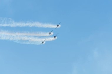 Torre Del Mar, İspanya - 29 Temmuz 2018 uçakları uçan plaj bir sahil kasabasında, Andalusia içinde airshow akrobasi üzerinden