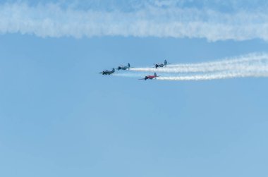 Torre Del Mar, İspanya - 29 Temmuz 2018 uçakları uçan plaj bir sahil kasabasında, Andalusia içinde airshow akrobasi üzerinden