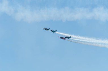 Torre Del Mar, İspanya - 29 Temmuz 2018 uçakları uçan plaj bir sahil kasabasında, Andalusia içinde airshow akrobasi üzerinden