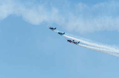 Torre Del Mar, İspanya - 29 Temmuz 2018 uçakları uçan plaj bir sahil kasabasında, Andalusia içinde airshow akrobasi üzerinden