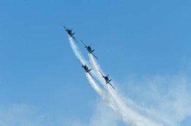 Torre Del Mar, İspanya - 29 Temmuz 2018 uçakları uçan plaj bir sahil kasabasında, Andalusia içinde airshow akrobasi üzerinden
