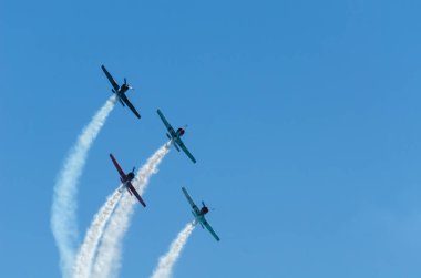 Torre Del Mar, İspanya - 29 Temmuz 2018 uçakları uçan plaj bir sahil kasabasında, Andalusia içinde airshow akrobasi üzerinden