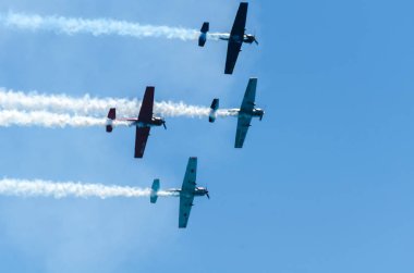Torre Del Mar, İspanya - 29 Temmuz 2018 uçakları uçan plaj bir sahil kasabasında, Andalusia içinde airshow akrobasi üzerinden