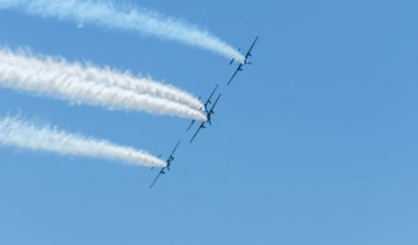 Torre Del Mar, İspanya - 29 Temmuz 2018 uçakları uçan plaj bir sahil kasabasında, Andalusia içinde airshow akrobasi üzerinden