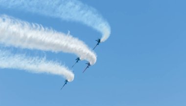 Torre Del Mar, İspanya - 29 Temmuz 2018 uçakları uçan plaj bir sahil kasabasında, Andalusia içinde airshow akrobasi üzerinden
