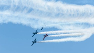 Torre Del Mar, İspanya - 29 Temmuz 2018 uçakları uçan plaj bir sahil kasabasında, Andalusia içinde airshow akrobasi üzerinden