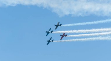 Torre Del Mar, İspanya - 29 Temmuz 2018 uçakları uçan plaj bir sahil kasabasında, Andalusia içinde airshow akrobasi üzerinden