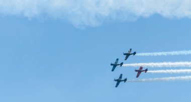 Torre Del Mar, İspanya - 29 Temmuz 2018 uçakları uçan plaj bir sahil kasabasında, Andalusia içinde airshow akrobasi üzerinden