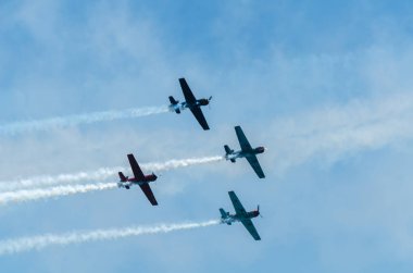 Torre Del Mar, İspanya - 29 Temmuz 2018 uçakları uçan plaj bir sahil kasabasında, Andalusia içinde airshow akrobasi üzerinden