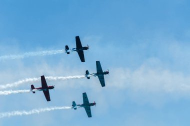 Torre Del Mar, İspanya - 29 Temmuz 2018 uçakları uçan plaj bir sahil kasabasında, Andalusia içinde airshow akrobasi üzerinden