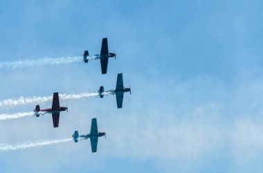 Torre Del Mar, İspanya - 29 Temmuz 2018 uçakları uçan plaj bir sahil kasabasında, Andalusia içinde airshow akrobasi üzerinden