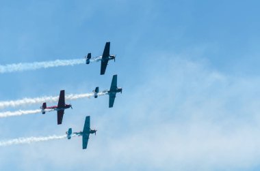 Torre Del Mar, İspanya - 29 Temmuz 2018 uçakları uçan plaj bir sahil kasabasında, Andalusia içinde airshow akrobasi üzerinden