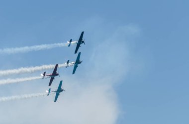 Torre Del Mar, İspanya - 29 Temmuz 2018 uçakları uçan plaj bir sahil kasabasında, Andalusia içinde airshow akrobasi üzerinden