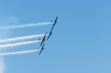 Torre Del Mar, İspanya - 29 Temmuz 2018 uçakları uçan plaj bir sahil kasabasında, Andalusia içinde airshow akrobasi üzerinden