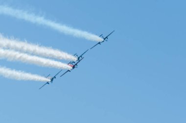 Torre Del Mar, İspanya - 29 Temmuz 2018 uçakları uçan plaj bir sahil kasabasında, Andalusia içinde airshow akrobasi üzerinden