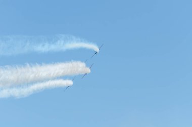 Torre Del Mar, İspanya - 29 Temmuz 2018 uçakları uçan plaj bir sahil kasabasında, Andalusia içinde airshow akrobasi üzerinden