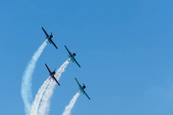 マールに スペインの海辺の町のビーチ アンダルシアのアクロバット飛行の航空ショーで飛行機 2018 — ストック写真