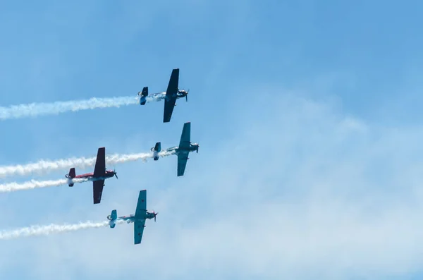 マールに スペインの海辺の町のビーチ アンダルシアのアクロバット飛行の航空ショーで飛行機 2018 — ストック写真