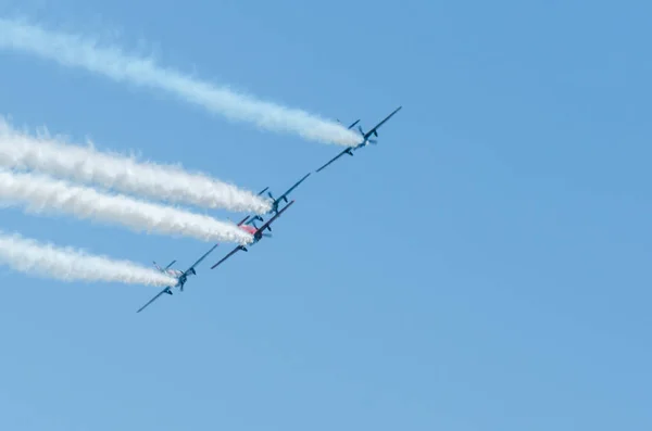 マールに スペインの海辺の町のビーチ アンダルシアのアクロバット飛行の航空ショーで飛行機 2018 — ストック写真