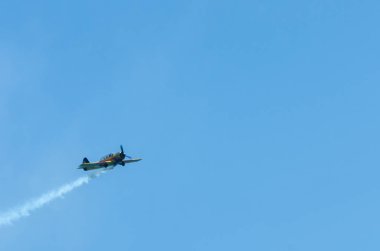 Torre Del Mar, İspanya - 29 Temmuz 2018 uçakları uçan plaj bir sahil kasabasında, Andalusia içinde airshow akrobasi üzerinden