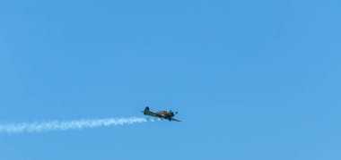 Torre Del Mar, İspanya - 29 Temmuz 2018 uçakları uçan plaj bir sahil kasabasında, Andalusia içinde airshow akrobasi üzerinden