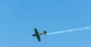 Torre Del Mar, İspanya - 29 Temmuz 2018 uçakları uçan plaj bir sahil kasabasında, Andalusia içinde airshow akrobasi üzerinden