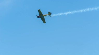 Torre Del Mar, İspanya - 29 Temmuz 2018 uçakları uçan plaj bir sahil kasabasında, Andalusia içinde airshow akrobasi üzerinden