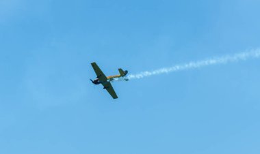 Torre Del Mar, İspanya - 29 Temmuz 2018 uçakları uçan plaj bir sahil kasabasında, Andalusia içinde airshow akrobasi üzerinden