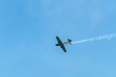 Torre Del Mar, İspanya - 29 Temmuz 2018 uçakları uçan plaj bir sahil kasabasında, Andalusia içinde airshow akrobasi üzerinden