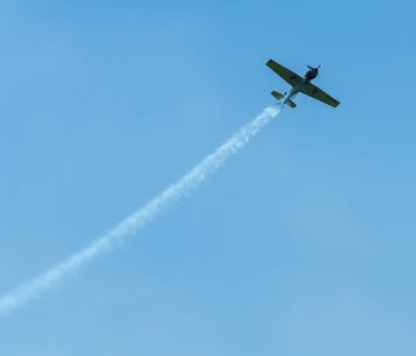 Torre Del Mar, İspanya - 29 Temmuz 2018 uçakları uçan plaj bir sahil kasabasında, Andalusia içinde airshow akrobasi üzerinden