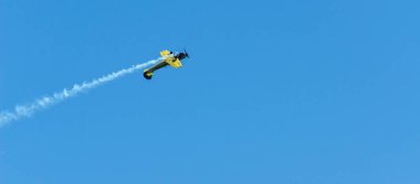 Torre Del Mar, İspanya - 29 Temmuz 2018 uçakları uçan plaj bir sahil kasabasında, Andalusia içinde airshow akrobasi üzerinden