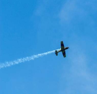 Torre Del Mar, İspanya - 29 Temmuz 2018 uçakları uçan plaj bir sahil kasabasında, Andalusia içinde airshow akrobasi üzerinden