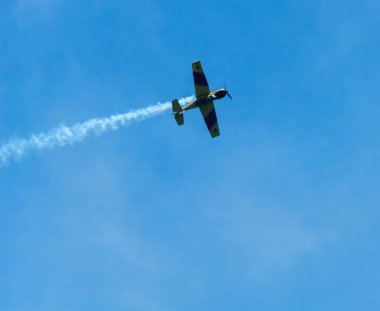 Torre Del Mar, İspanya - 29 Temmuz 2018 uçakları uçan plaj bir sahil kasabasında, Andalusia içinde airshow akrobasi üzerinden