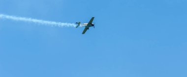 Torre Del Mar, İspanya - 29 Temmuz 2018 uçakları uçan plaj bir sahil kasabasında, Andalusia içinde airshow akrobasi üzerinden
