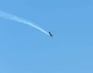 Torre Del Mar, İspanya - 29 Temmuz 2018 uçakları uçan plaj bir sahil kasabasında, Andalusia içinde airshow akrobasi üzerinden