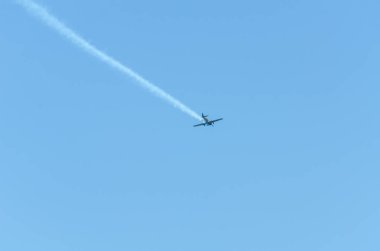 Torre Del Mar, İspanya - 29 Temmuz 2018 uçakları uçan plaj bir sahil kasabasında, Andalusia içinde airshow akrobasi üzerinden