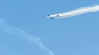 Torre Del Mar, İspanya - 29 Temmuz 2018 uçakları uçan plaj bir sahil kasabasında, Andalusia içinde airshow akrobasi üzerinden