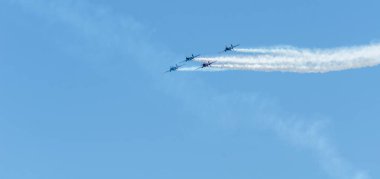 Torre Del Mar, İspanya - 29 Temmuz 2018 uçakları uçan plaj bir sahil kasabasında, Andalusia içinde airshow akrobasi üzerinden