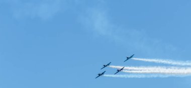 Torre Del Mar, İspanya - 29 Temmuz 2018 uçakları uçan plaj bir sahil kasabasında, Andalusia içinde airshow akrobasi üzerinden