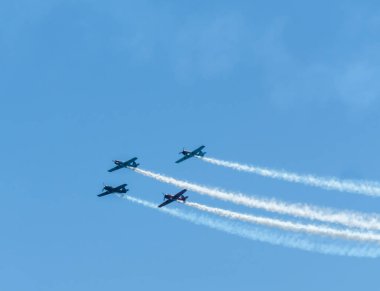 Torre Del Mar, İspanya - 29 Temmuz 2018 uçakları uçan plaj bir sahil kasabasında, Andalusia içinde airshow akrobasi üzerinden