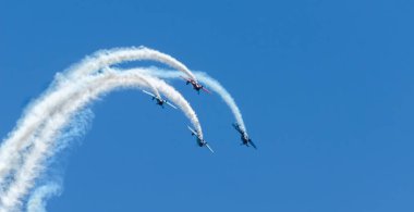 Torre Del Mar, İspanya - 29 Temmuz 2018 uçakları uçan plaj bir sahil kasabasında, Andalusia içinde airshow akrobasi üzerinden