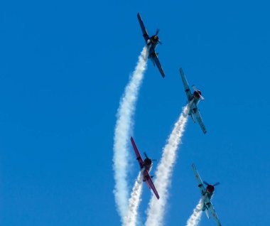 Torre Del Mar, İspanya - 29 Temmuz 2018 uçakları uçan plaj bir sahil kasabasında, Andalusia içinde airshow akrobasi üzerinden