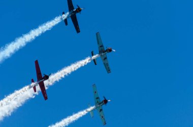 Torre Del Mar, İspanya - 29 Temmuz 2018 uçakları uçan plaj bir sahil kasabasında, Andalusia içinde airshow akrobasi üzerinden