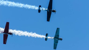 Torre Del Mar, İspanya - 29 Temmuz 2018 uçakları uçan plaj bir sahil kasabasında, Andalusia içinde airshow akrobasi üzerinden