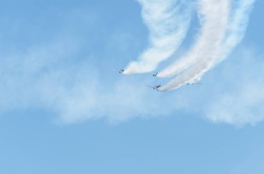 Torre Del Mar, İspanya - 29 Temmuz 2018 uçakları uçan plaj bir sahil kasabasında, Andalusia içinde airshow akrobasi üzerinden