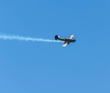 Torre Del Mar, İspanya - 29 Temmuz 2018 uçakları uçan plaj bir sahil kasabasında, Andalusia içinde airshow akrobasi üzerinden